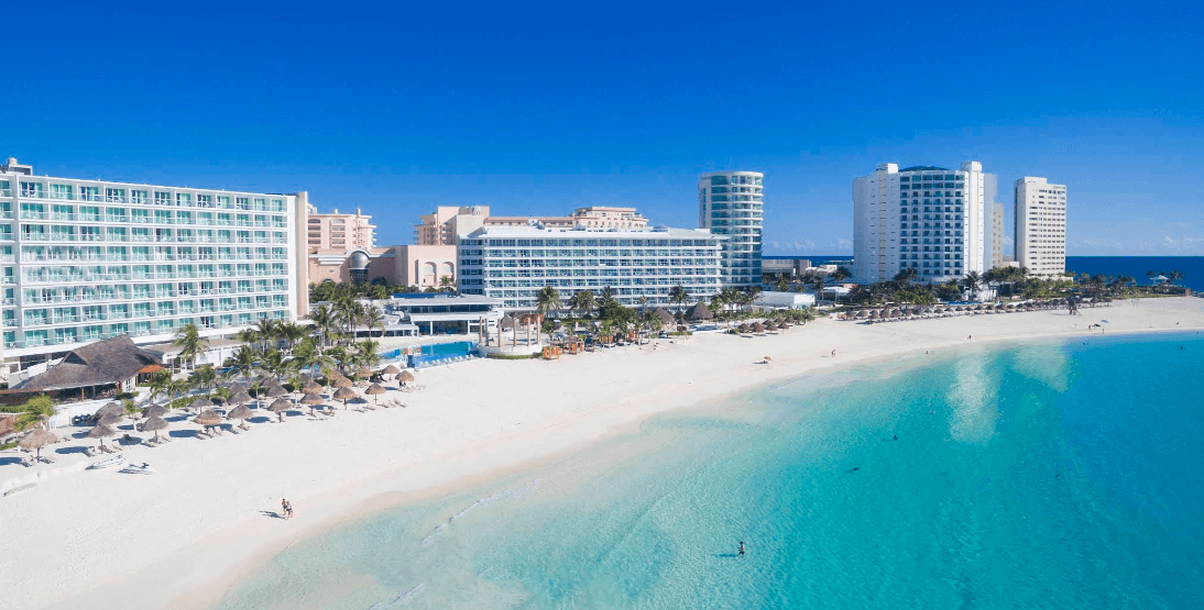 Vista panorámica de Krystal Cancún frente al Mar Caribe